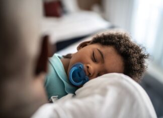 Quando seu filho deve parar de usar chupeta? Especialistas respondem