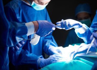 Cirurgia de coluna: implantes inteligentes ampliam eficácia; entenda