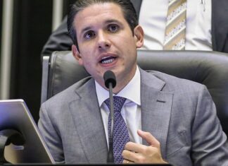 Motta diz que decisão sobre aumento do IOF sai ainda hoje