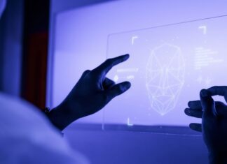 Inteligência artificial ameaça aprendizado da escrita, alerta autor