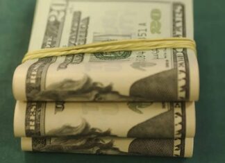 Dólar Cai E Bolsa Fecha Estável Com Avanço Em Negociações Entre EUA E China