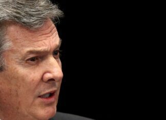 Moraes determina apreensão do passaporte diplomático de Collor