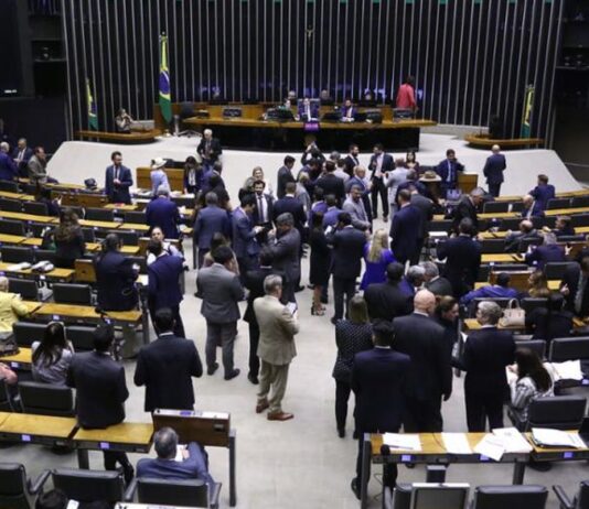 Projeto que aumenta número de deputados para 531 tem urgência aprovada