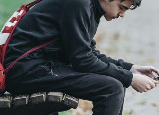 Jovens devem aprender a controlar a atenção deles, diz Jonathan Haidt à CNN