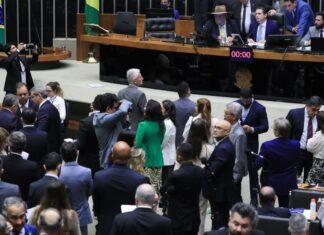 Câmara aprova projeto que reajusta salários de servidores públicos