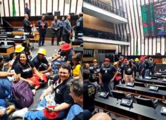Servidores Do Judiciário Impedem Início De Sessão Na ALBA Após Ocuparem Plenário