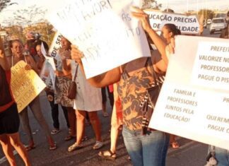 Pais E Mães Fazem Protesto Pela Voltas às Aulas Na Avenida Paralela