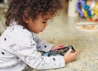 Qual a idade certa para crianças terem acesso a telas?