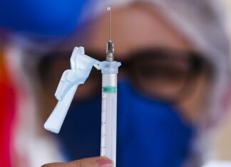 Rio de Janeiro retoma vacinação contra nova variante da covid-19