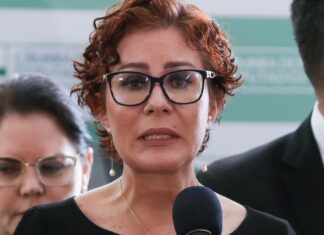 Moraes converte prisão de Carla Zambelli de preventiva para definitiva