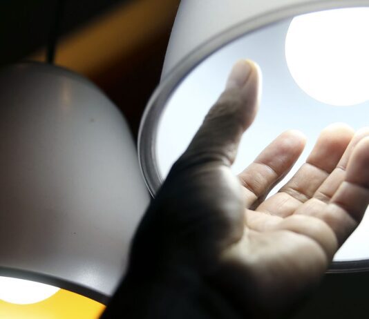 Aneel aprova regras para baratear contas de luz de consumidores