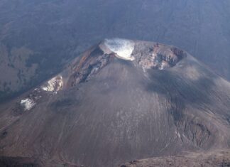 Atleta aponta despreparo de turistas em trilha de vulcão na Indonésia Atleta aponta despreparo de turistas em trilha de vulcão na Indonésia