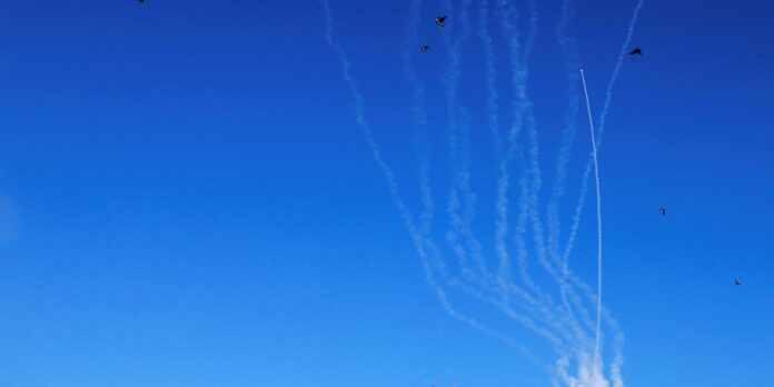 Irã lança mísseis contra base militar dos Estados Unidos no Catar
