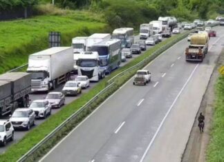 Saída Principal De Salvador, BR-324 Registra Fluxo Intenso No Feriadão