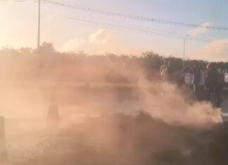 Manifestantes Bloqueiam A Via Parafuso Em Camaçari Com Queima De Pneus