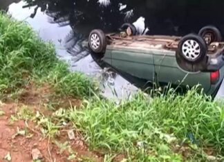 Carro Cai No Rio Mangabeira Em Salvador