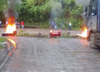 Manifestantes Bloqueiam Estrada Do Derba Em Protesto Contra Condições Da Via
