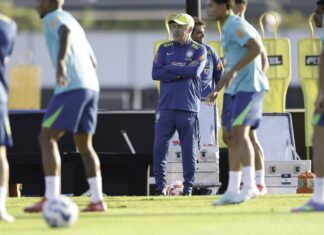Com elenco completo, Ancelotti ensaia escalação para encarar Equador Carlo Ancelotti comanda o primeiro treino da seleção brasileira