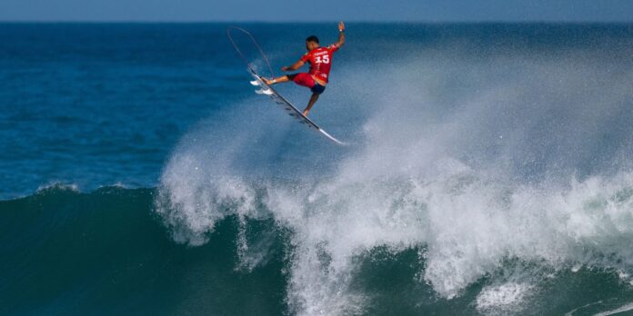 Italo Ferreira brilha com aéreo para alcançar quartas da etapa do Rio