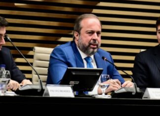 Ministro defende gás mais barato para reindustrialização do país