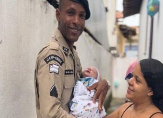 Bebê Engasgado é Salvo Por Policial Em Salvador