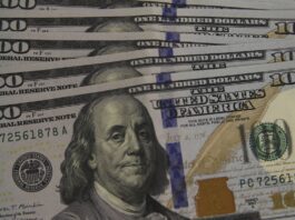 Dólar cai para R$ 5,24 em dia de correção no mercado