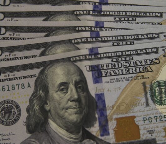 Dólar cai para R$ 5,24 em dia de correção no mercado