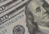 Dólar sobe a R$ 5,06, e bolsa cai com tensão global e ruído político