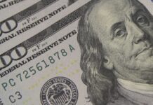 Dólar fecha em R$ 5,28 com preocupações sobre Oriente Médio