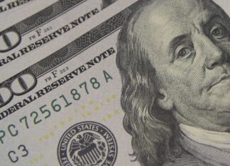 Dólar cai para R$ 5,19 e continua no menor valor em 20 meses