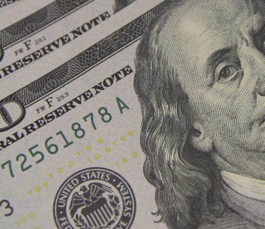 Dólar fecha em R$ 5,28 com preocupações sobre Oriente Médio