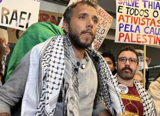 Thiago Ávila chega ao Brasil e é recebido por grupo pró-Palestina Thiago Ávila chega ao Brasil e é recebido por grupo pró-Palestina