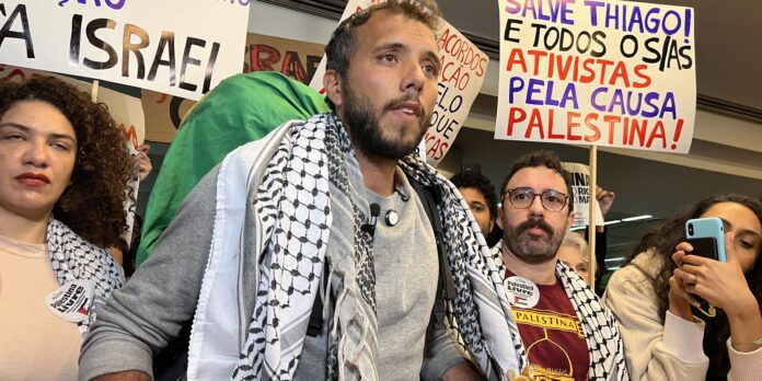 Thiago Ávila chega ao Brasil e é recebido por grupo pró-Palestina
