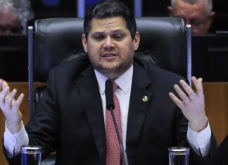 Alcolumbre lê requerimento que cria CPMI sobre fraudes no INSS