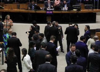 Governo ainda avalia se vai ao Supremo por IOF, diz AGU