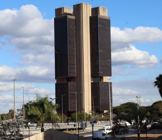 Copom reduz taxa Selic para 14% ao ano