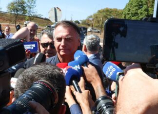 Bolsonaro nega plano de fuga e defende filho Eduardo