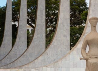 1ª Turma do STF tem maioria para manter Bolsonaro com tornozeleira