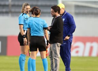 Arthur Elias cobra Conmebol por estrutura da Copa América Feminina Arthur Elias cobra Conmebol por estrutura da Copa América Feminina