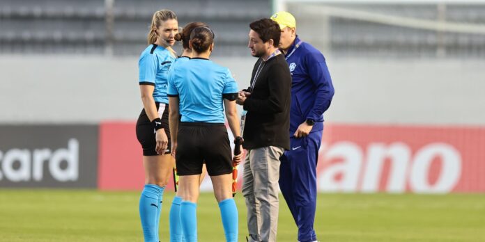 Arthur Elias cobra Conmebol por estrutura da Copa América Feminina