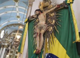 Imagem Original Do Senhor Do Bonfim é Colocada Na Nave Central Da Basílica Em Salvador