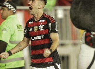 Flamengo vence o Galo e é o novo líder do Campeonato Brasileiro Flamengo vence o Galo e é o novo líder do Campeonato Brasileiro