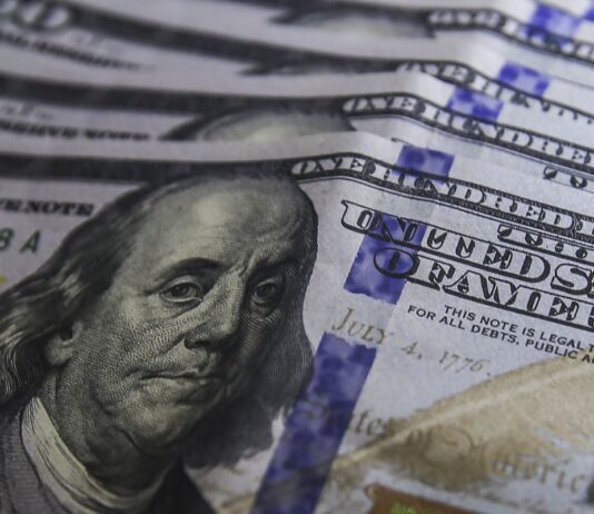 Ibovespa cai e dólar fecha estável em dia de tensão externa