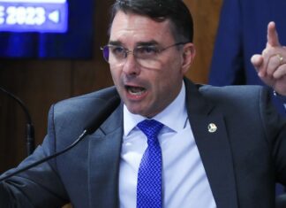 Em dia de operação contra Jair Bolsonaro, Flávio desembarca na Europa