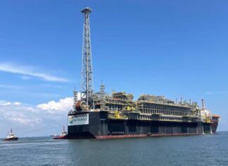 Plataforma da Petrobras que reforçará o pré-sal deixa Singapura