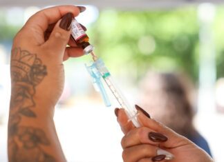 Ministro faz apelo por atualização da caderneta vacinal das crianças