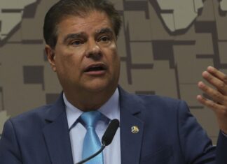 Senadores brasileiros buscam diálogo sobre tarifas impostas por Trump Senadores brasileiros buscam diálogo sobre tarifas impostas por Trump