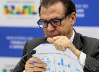 Brasil abre quase 130 mil postos de trabalho formais em julho
