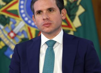 Com fuga de Ramagem, Motta proíbe deputados de votarem do exterior