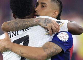 Raphinha e Vinicius Júnior são indicados ao prêmio Bola de Ouro Raphinha e Vinicius Júnior são indicados ao prêmio Bola de Ouro